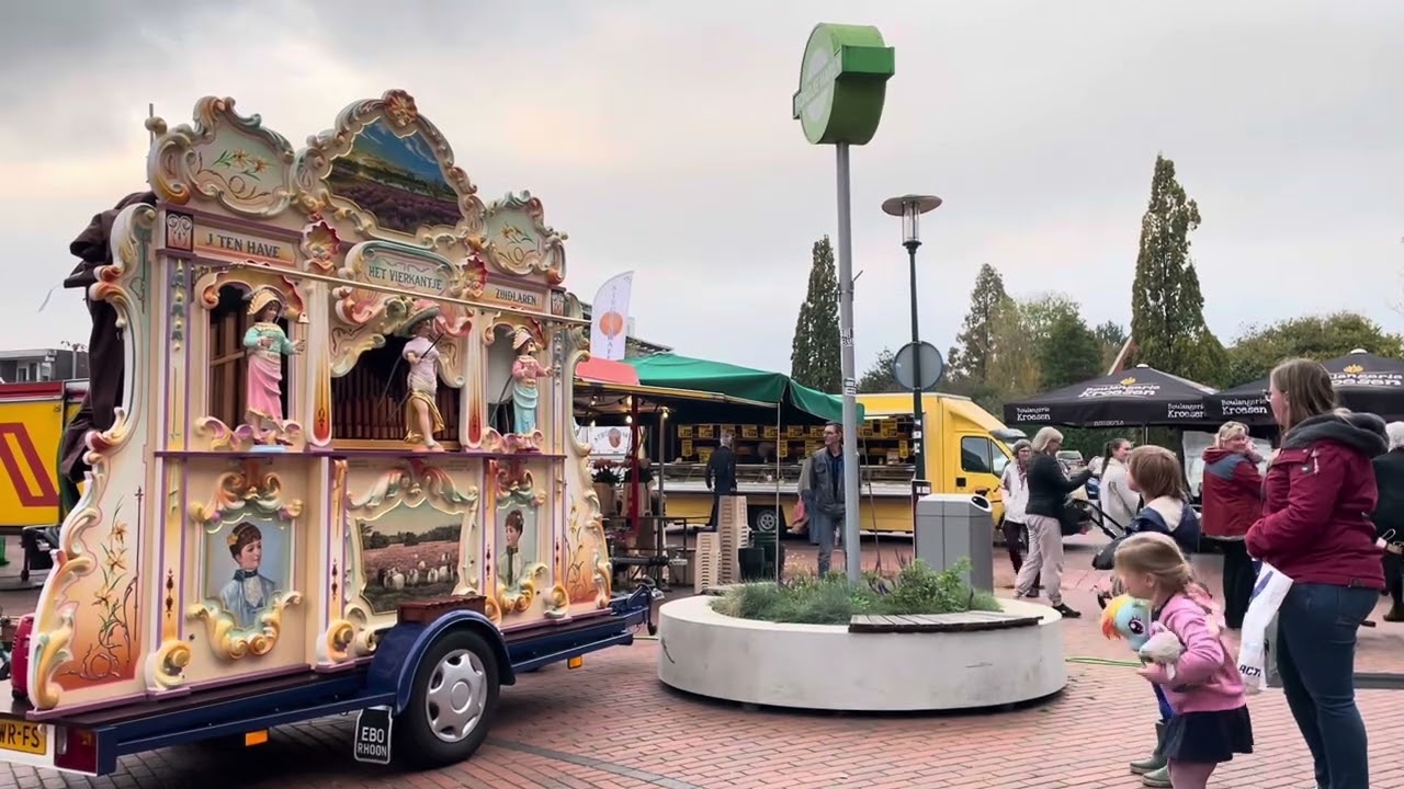 Draaiorgel het Vierkantje op de weekmarkt in Haren