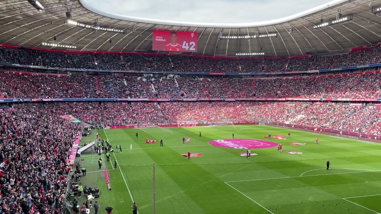 Mannschaftsaufstellung FC Bayern M&uuml;nchen - Hertha BSC Berlin 30.04.2023 direkt &uuml;ber der S&uuml;dkurve
