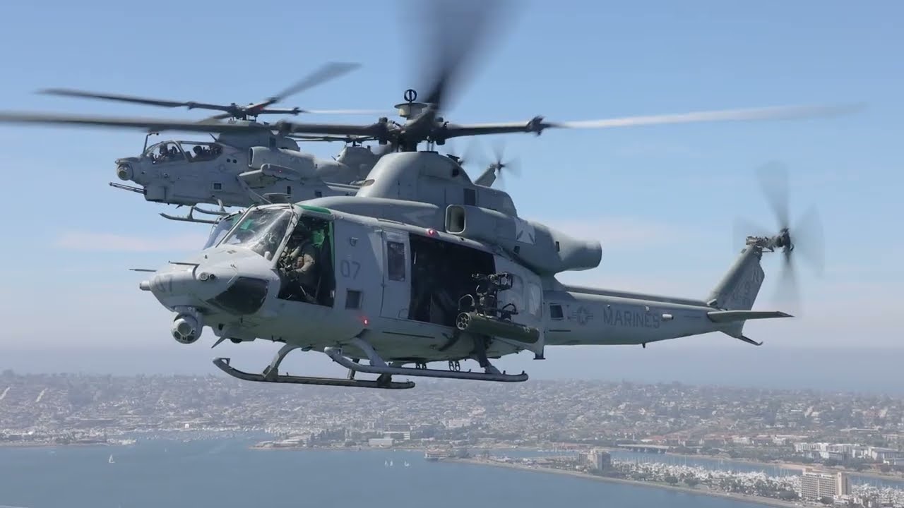 Пролет самолетов морской пехоты AH-1Z Viper и UH-1Y Venom над храмом Падрес.