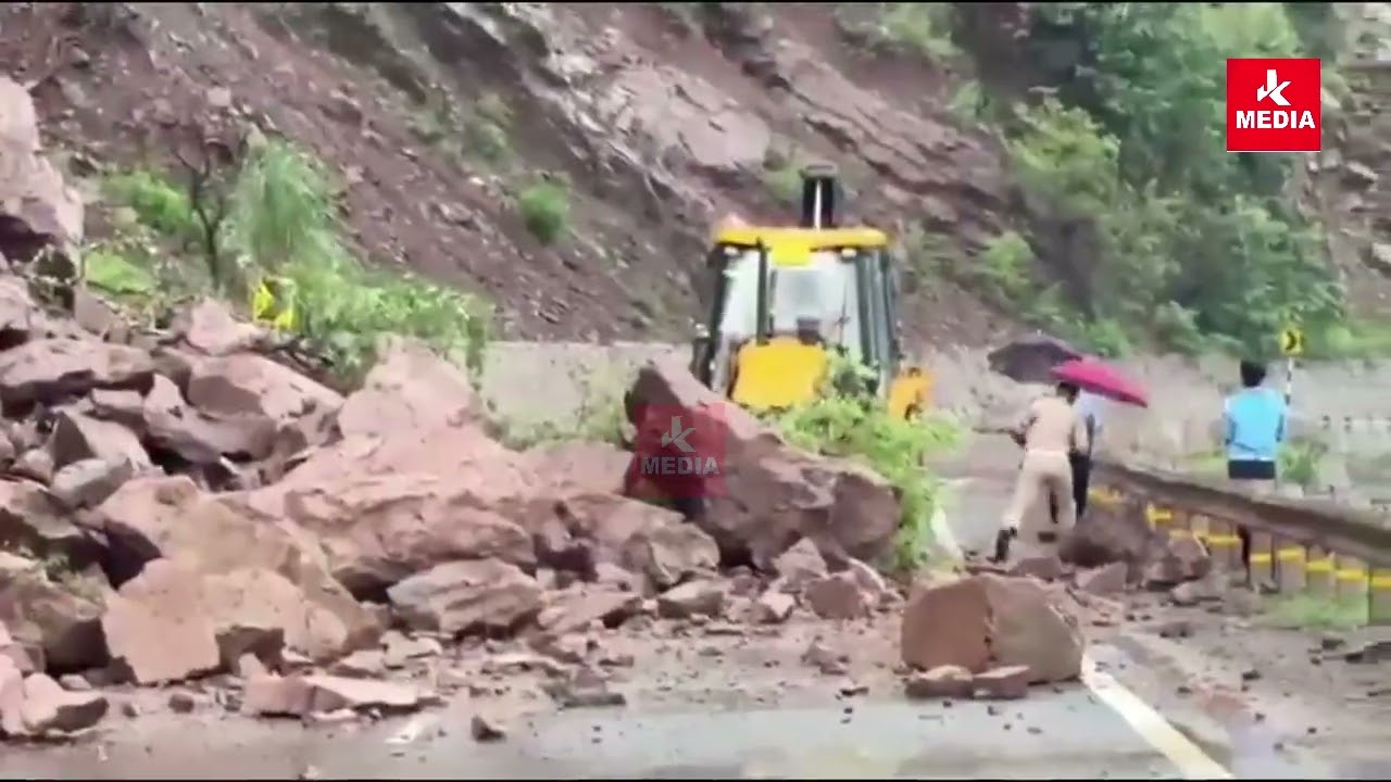 🚨 Heavy Rain Triggers Landslide, Traffic Disrupted on NH-44