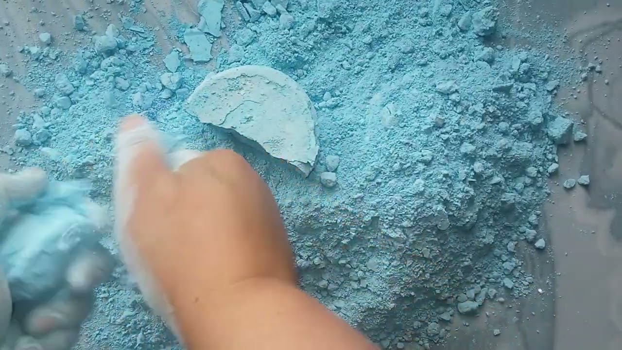 Blue ocean 🌊 gym chalk crush|crunchy crush|oddly satisfying|subscribe 😍