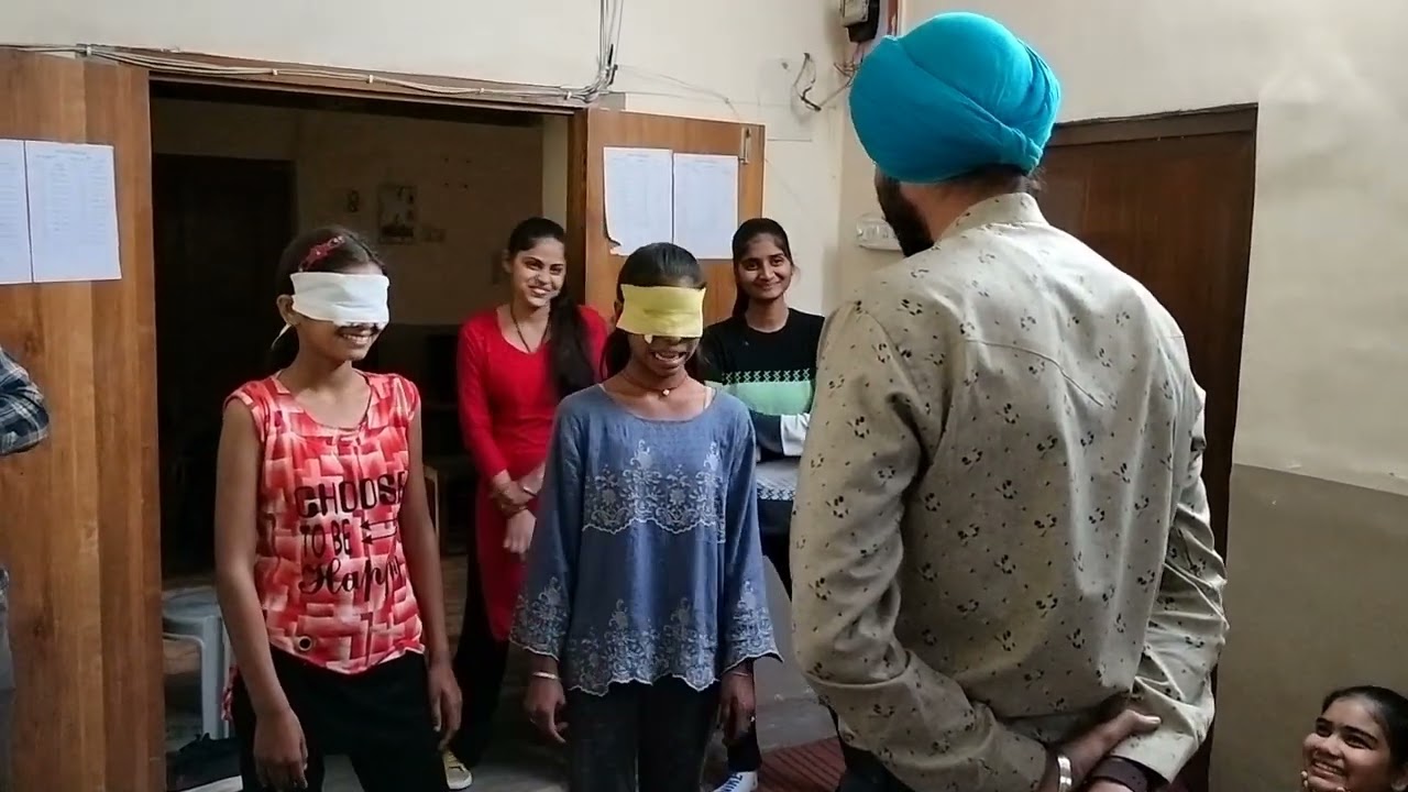 सूंघ कर और महसूस करके बताया सामने कौन खड़ा है को किस रंग के कपड़े पहने हुए हैं 