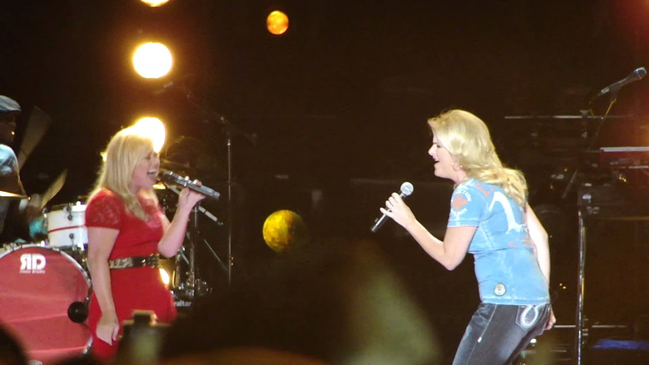Kelly Clarkson & Trisha Yearwood - Ain't Going Down (Garth Brooks cover)