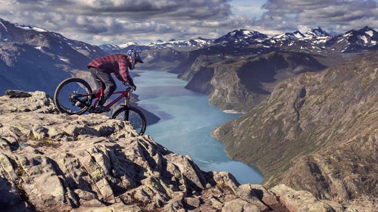 Mads 'Makken' Haugen Rips Down Besseggen Ridgeline | The Tourist