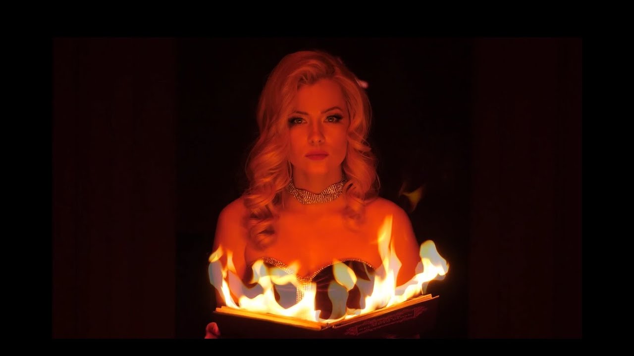 Annieta-Daniela de la Maza James Bond TRIBUTE