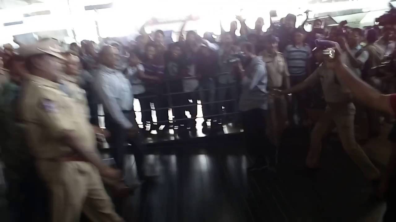 Dhoni,raina crazily throwng garlnds at fans @vizag