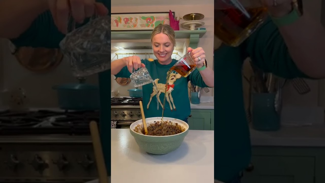 HOW TO MAKE THE BEST CHRISTMAS CAKE IN THE WORLD! #christmascake #fruitcake