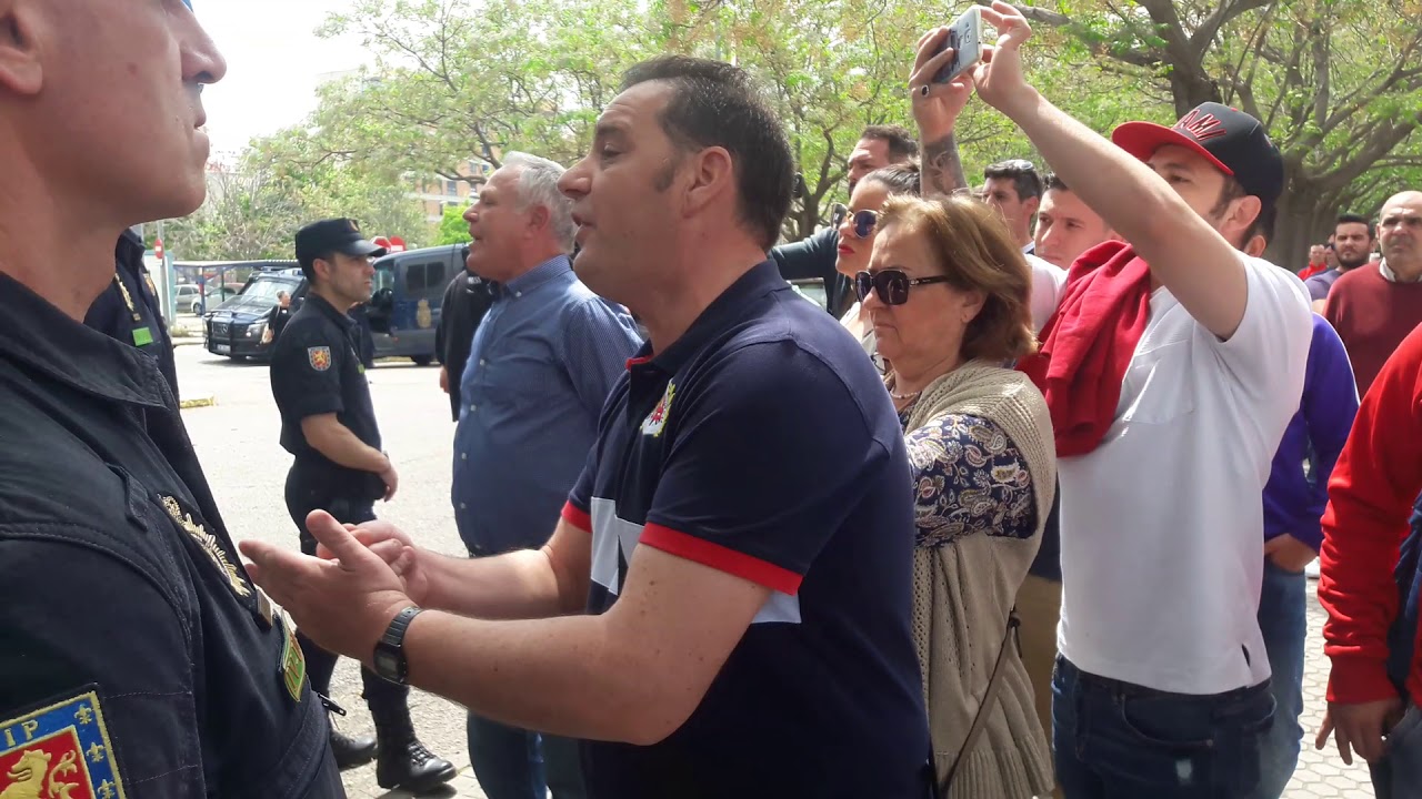 Los aficionados del Sevilla abroncan al equipo a su salida de Santa Justa (Antonio Pizarro)