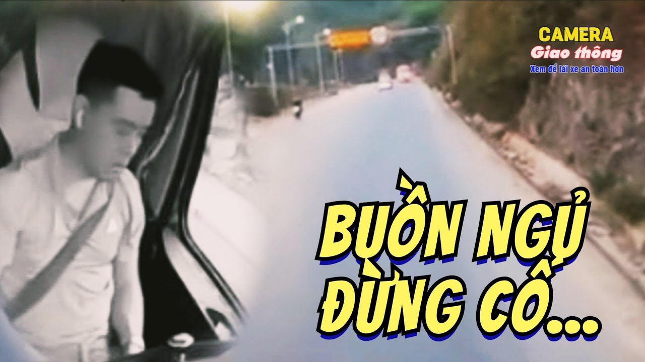 [ATGT] Khoảnh khắc t&agrave;i xế ngủ gật để xe tr&ocirc;i kh&ocirc;ng kiểm so&aacute;t, đ&acirc;m xuống vệ đường
