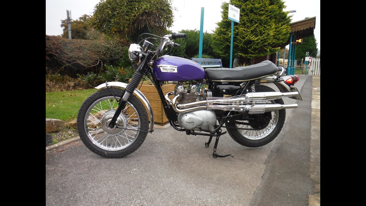 Triumph T100C discussed and ridden after clutch repair and fitting of new ignition points.