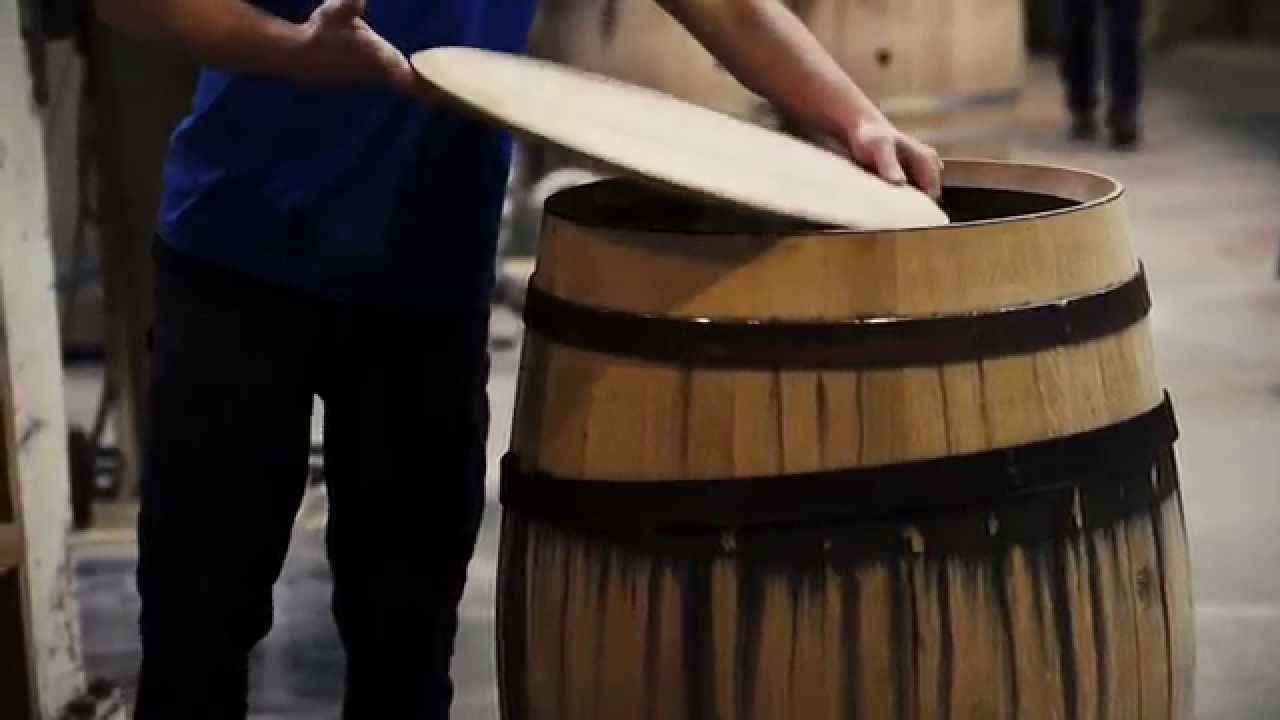 La fabrication d'une barrique / Making a wine barrel.