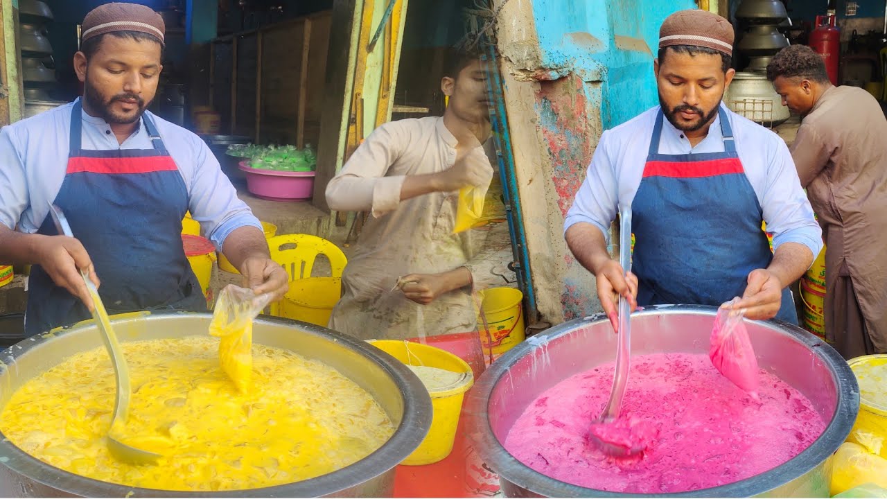 Strawberry & Mango Banana Milkshake Making | RAMADAN STREET FOOD VIBES In Karachi 🇵🇰 | WAHJOC Food