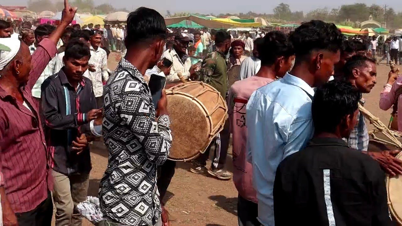 લીમખેડા અગીયારસના મેળામાં ઢોલ ની હરીફાઈ જામી...