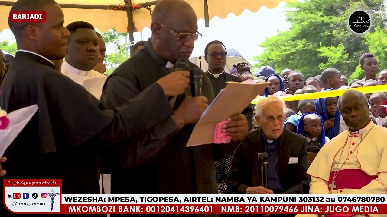 Padre Mzee wa Jimbo Jipya Bariadi amkaribisha Jimboni humo Askofu Prosper Lyimo kwa neno la baraka.