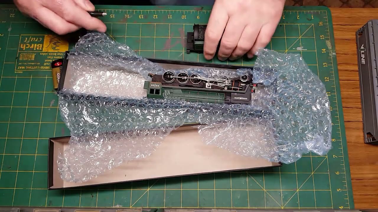 WNW S2 Ep10: eBay Train Haul Part 2 – Unboxing More UK Surprises | HO/OO Model Trains