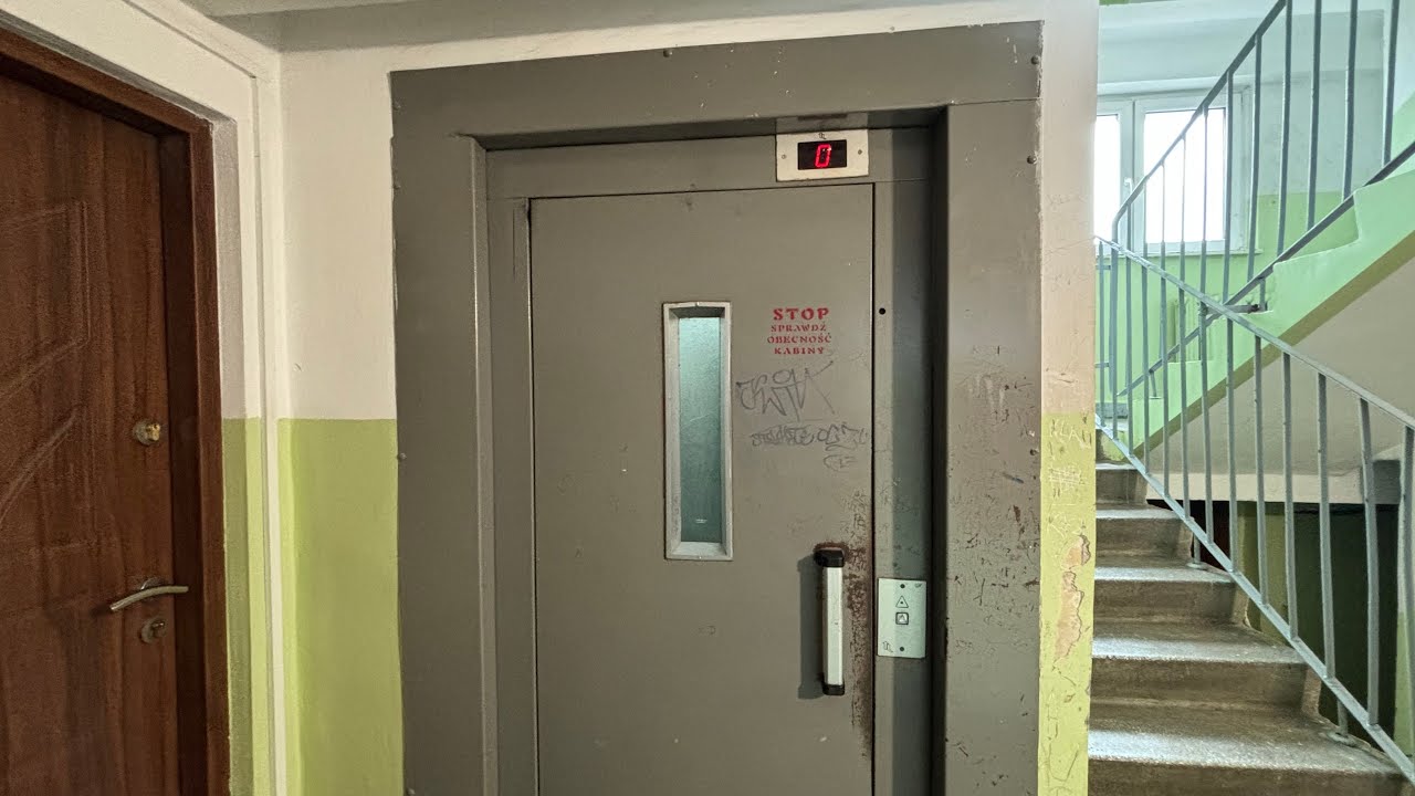 Stara winda Lift Service z 1999 roku &mdash; przed wymianą | ul. Reymonta 1 kl. II, Ostrołęka