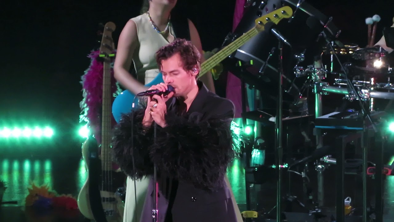 Harry Styles ~ Band Intro, Watermelon Sugar Singalong, Banana Song, Watermelon Sugar