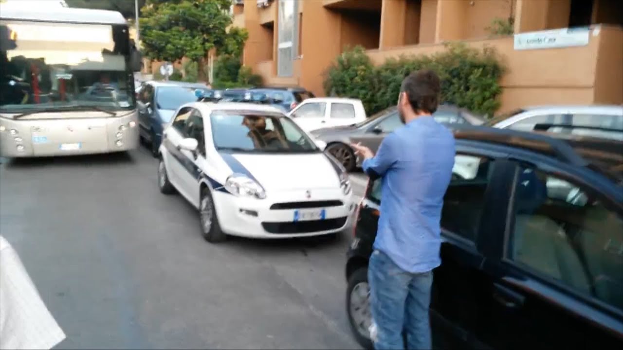 L'auto dei vigili parcheggiata in seconda fila blocca il traffico
