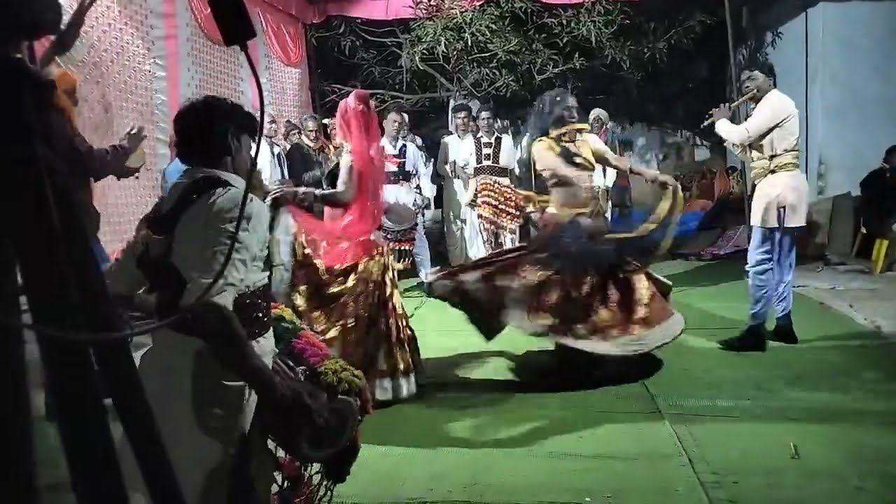 देसी राई ग्राम कछुआ में हेमराज लोधी बुंदेली कलाकार पार्टी की ओर से देहाती रोमांस तहलका 💥 एक बार जरूर