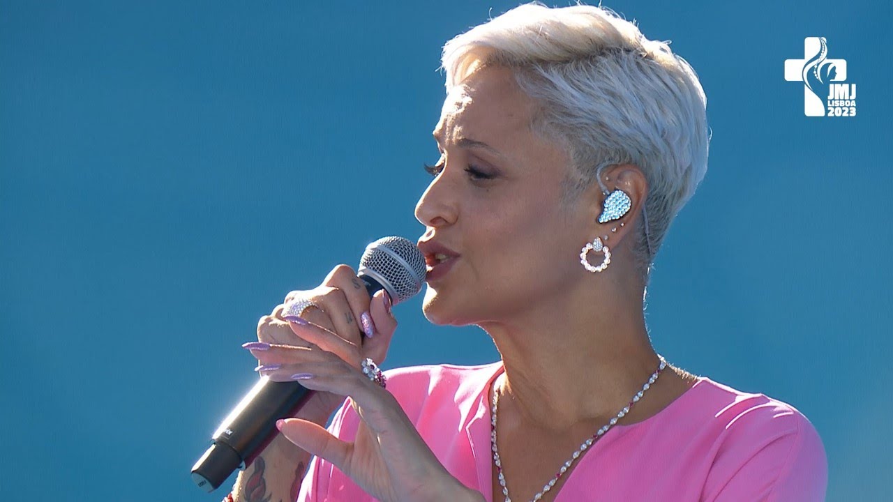 Mariza canta Foi Deus na Colina do Encontro