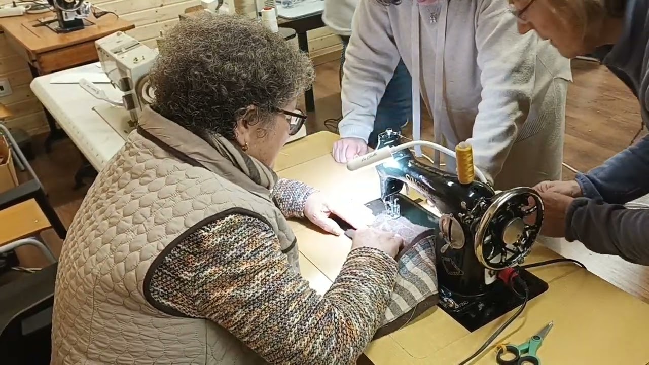 Miranda do Douro: Mirandese(a)s aprendem a costurar o burel