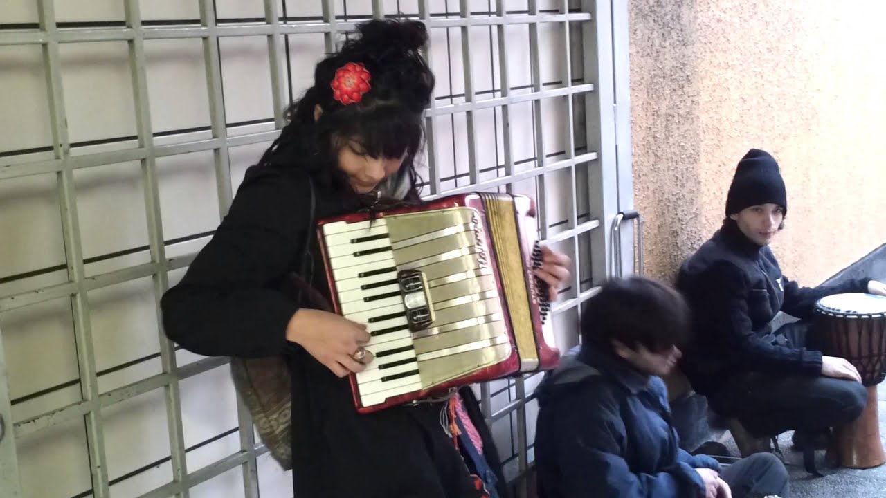 Niña toca Amelie en metro Baquedano