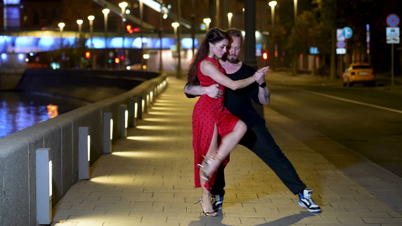 Pavel Sobiray and Mary Korsakova. Street Tango Improvisation. Sami — Love You Like a Love Song.