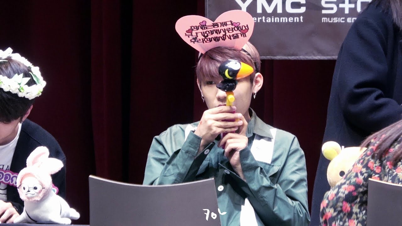 180408 목동 팬사인회 - 마이크는 내 친구(박우진 focus)