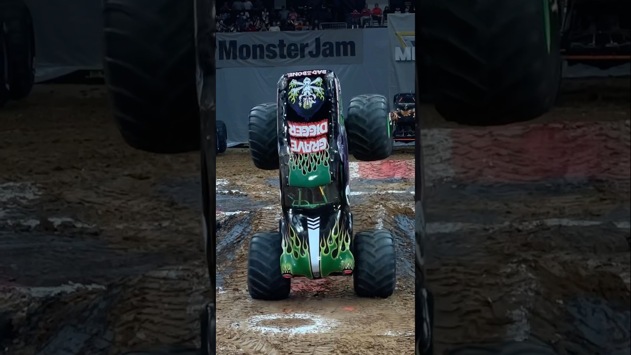 GRAVE DIGGER COMBO KING 🏴&zwj;☠️⚔️🔥 #monsterjam #stunt #monstertruck #gravedigger #shorts #ytshorts