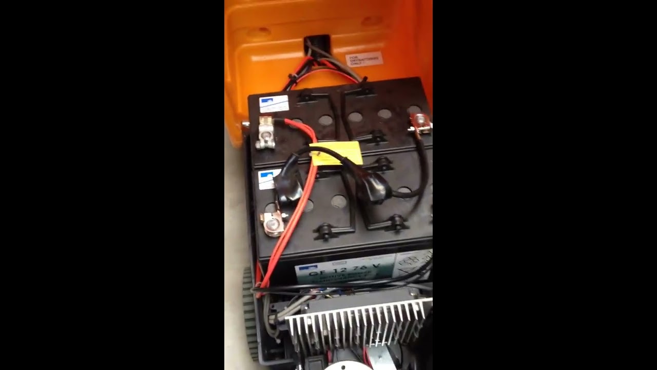 changement batteries sur autolaveuse TASKI