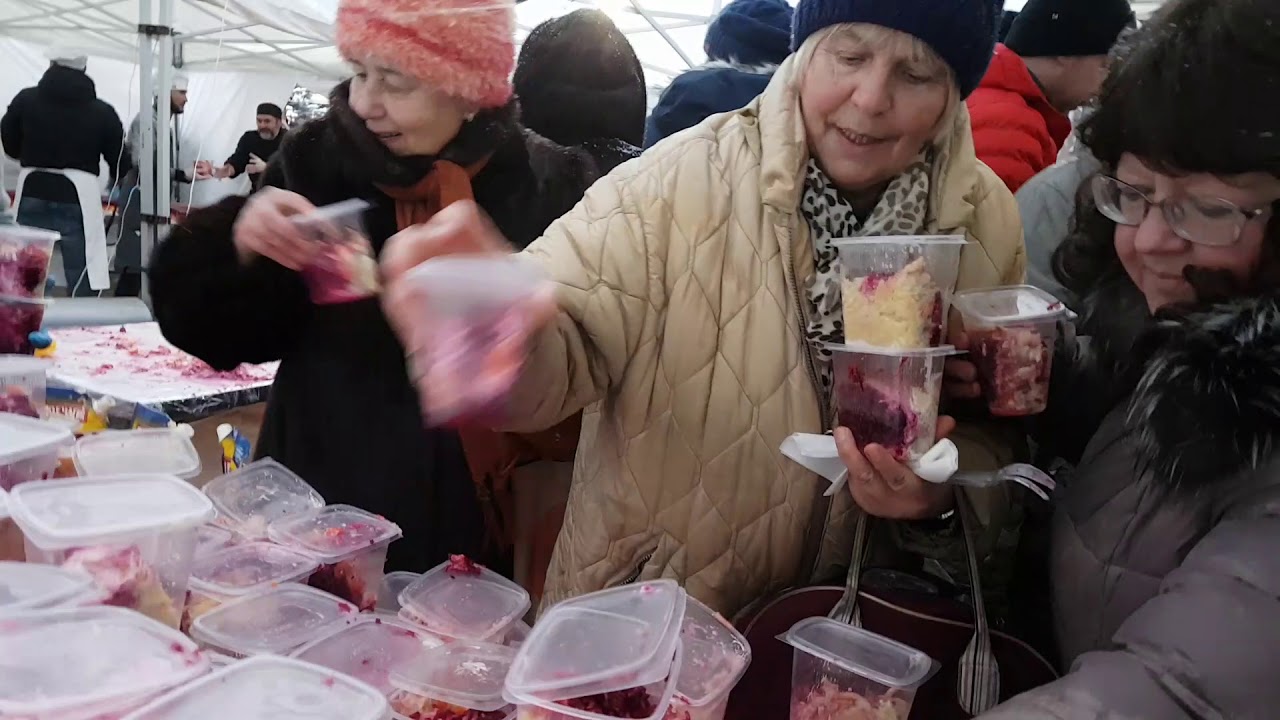 Битва москвичей за за бесплатную селедку под шубой