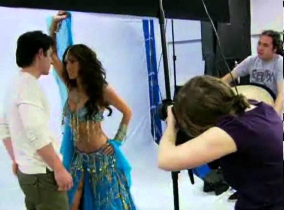 Sandra Echeverria y Mauricio Ochmann detras de El Clon
