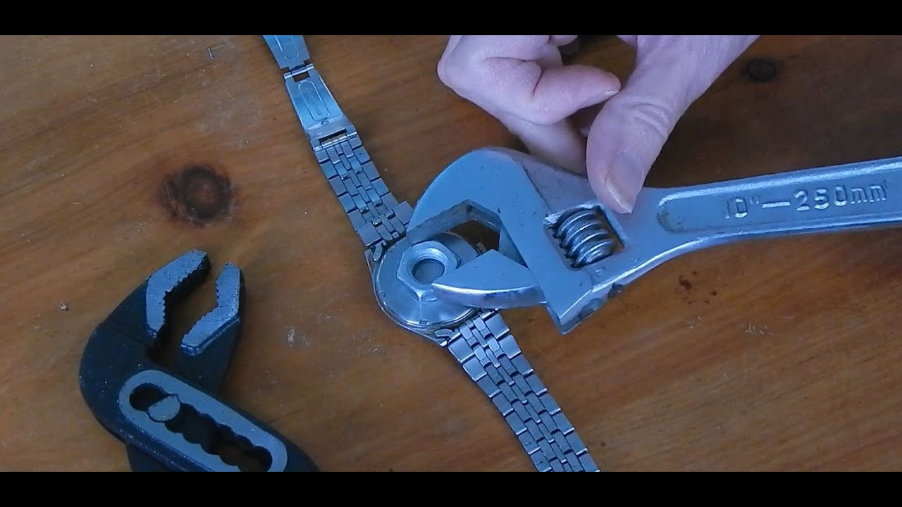 Removing Stubborn or stuck screw down watch back mkII