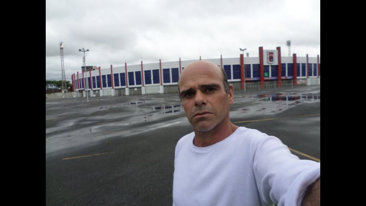 Em frente do Estadio Durival de Britto e Silva - Vila Capanema.