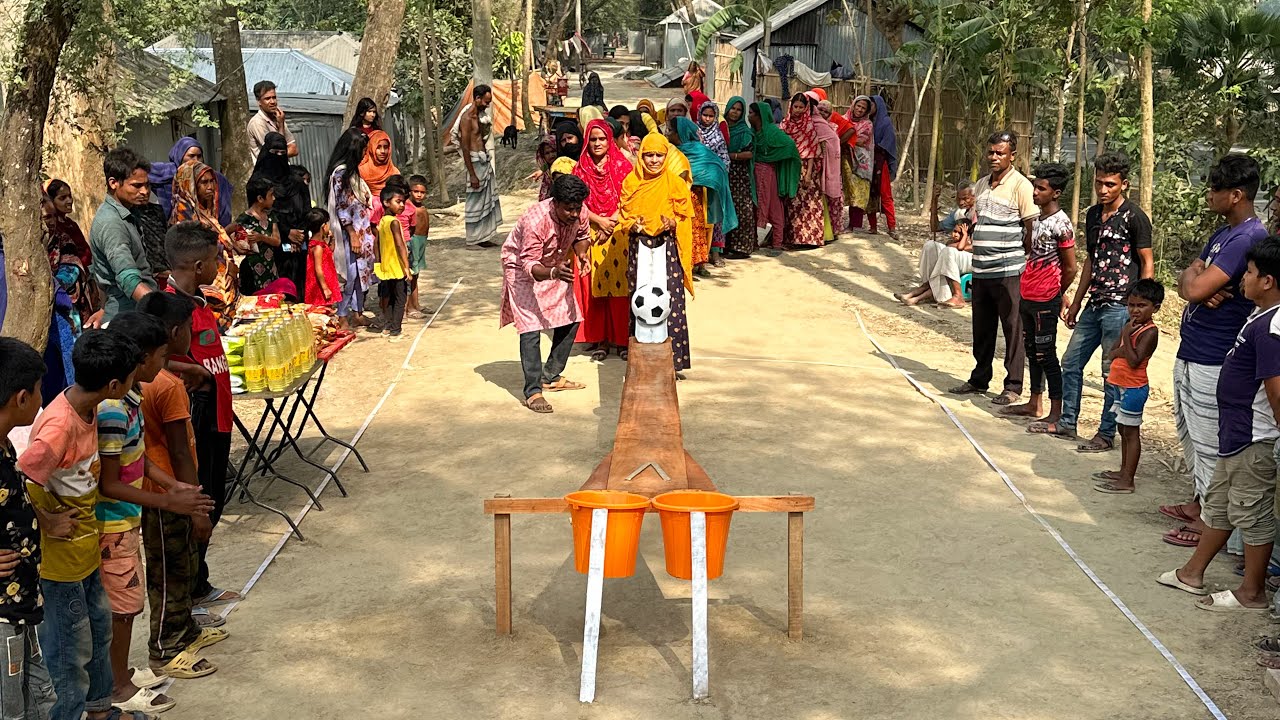 উঁচু থেকে ফুটবল গড়িয়ে ঈদের উপহার জেতার উৎসবে মেতে উঠলো গ্রামের মহিলারা। আজব খেলায় অসাধারন বিনোদন
