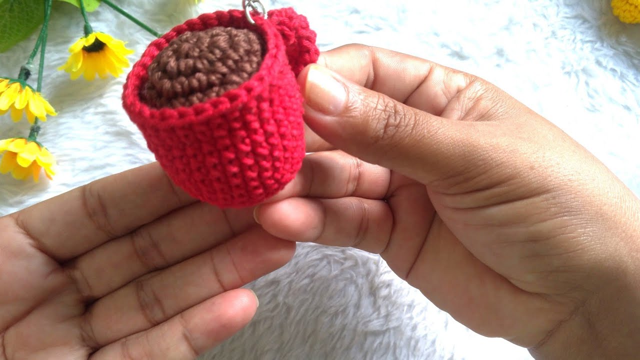 Xícara em amigurumi chaveiro