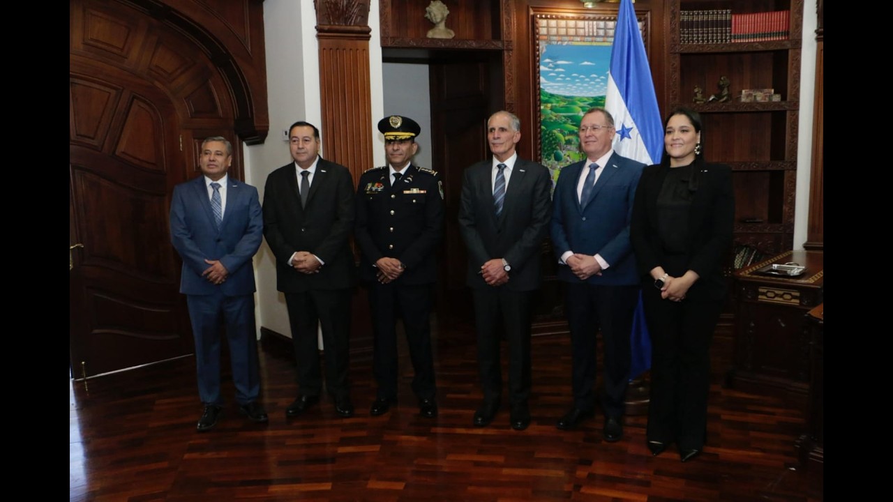 Presentación de los señores Sub Secretarios de Seguridad y Director General de la Policía Nacional