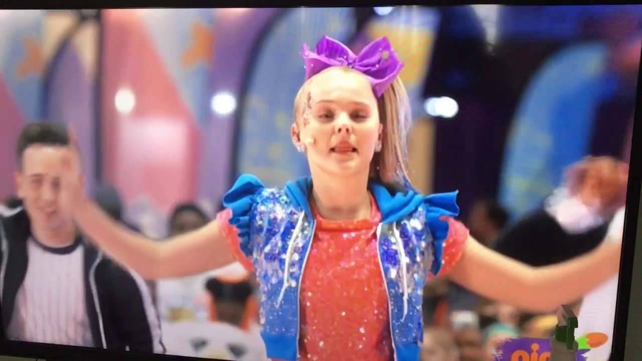 Jojo siwa hold the drama at slime showdown at super bowl 2018
