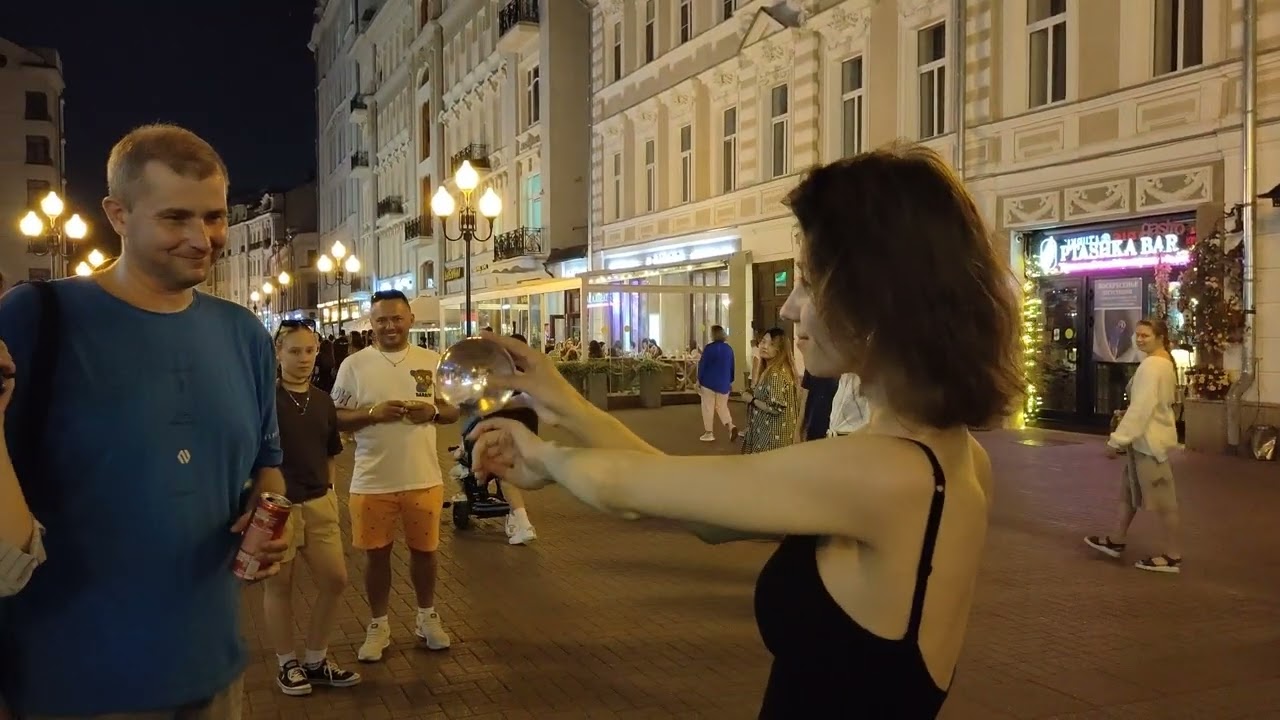Девушка и Шар - жаль что Пабло Пикассо не увидит русскую девушку на Арбате может быть тогда? #Moscow