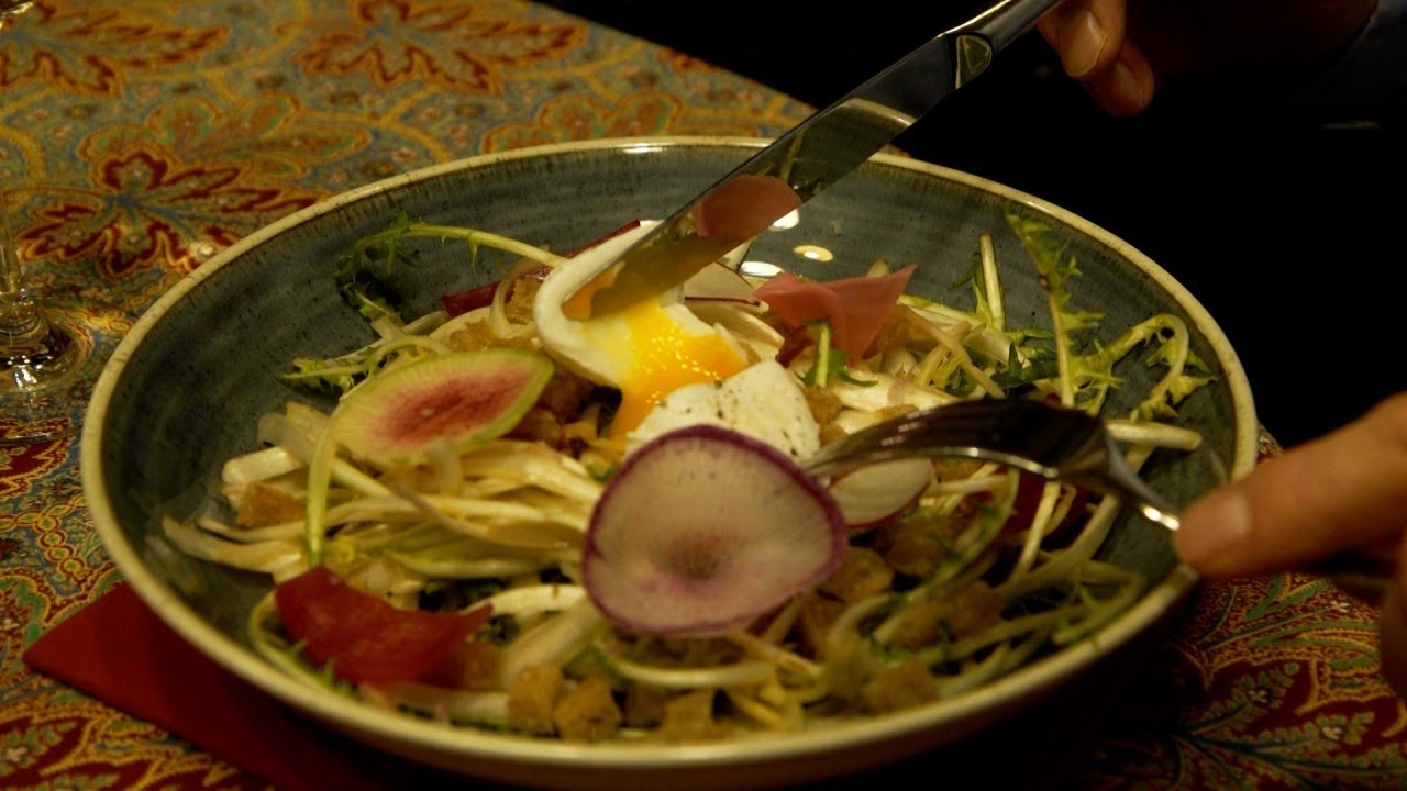 Gastronomie : œuf poché, lard fumé et salade printanière - Météo à la carte