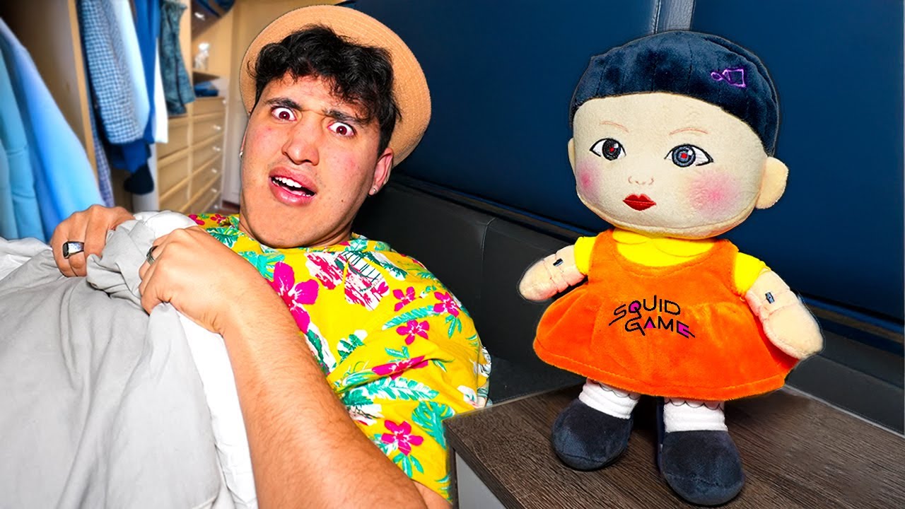 ENCONTRE LA MUÑECA DEL JUEGO DEL CALAMAR EN MI ARMARIO! *se mueve*