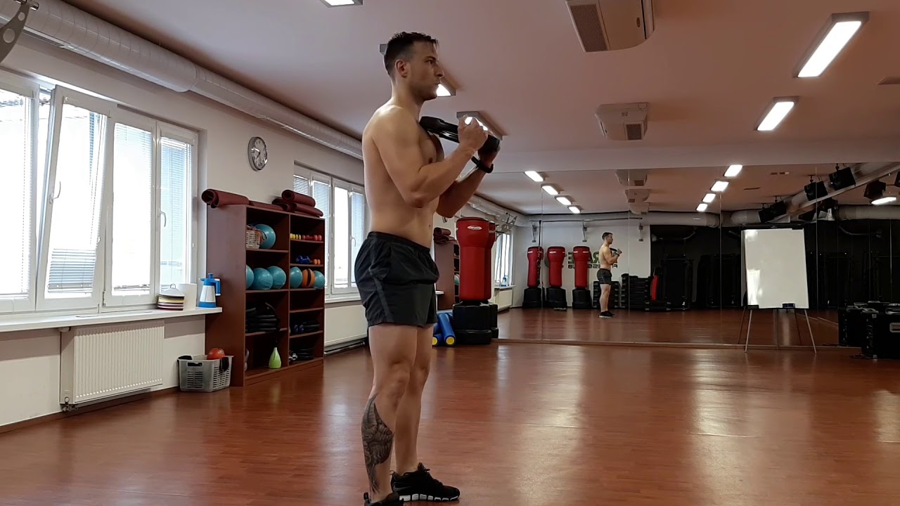 Ako spr&aacute;vne cvičiť drep s kot&uacute;čom? Technika cviku drepu s kot&uacute;čom.