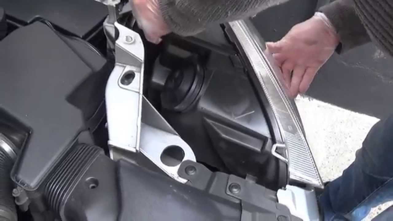 Wymiana żarówki w lampie przeciwmgielnej (Ford C-Max 2008)