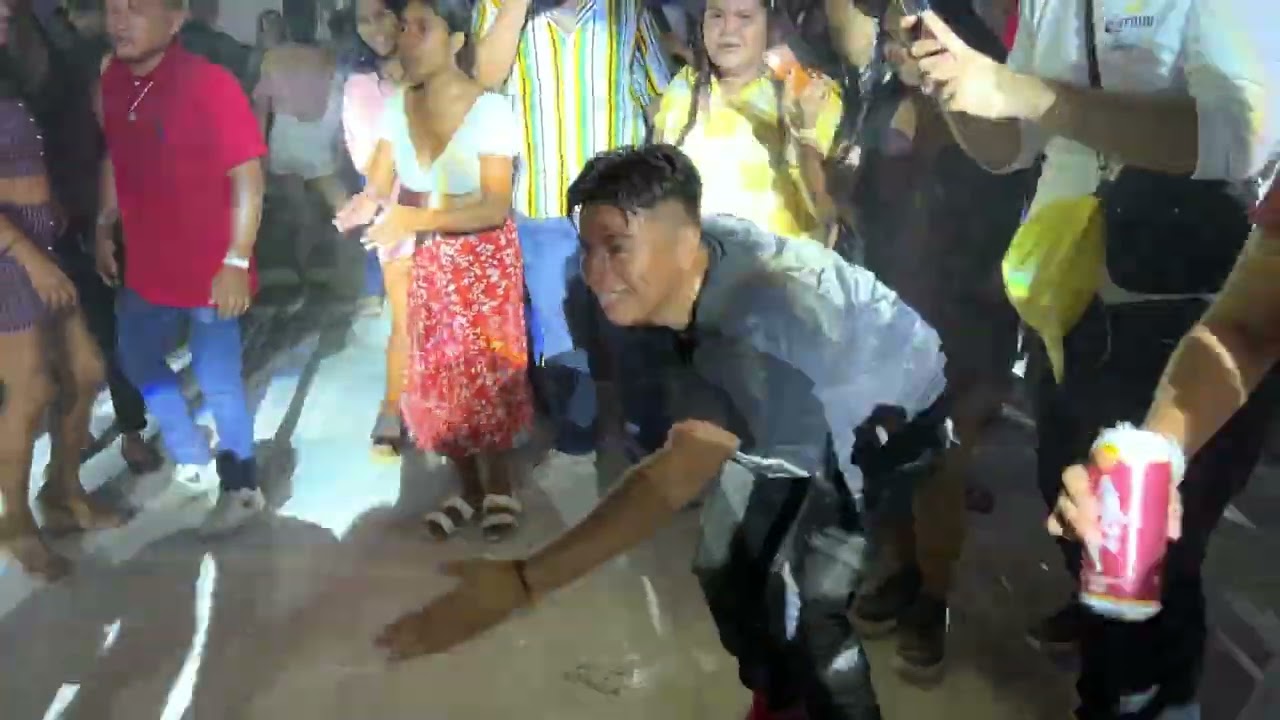 Luis Alcaraz bailando La Iguana con Bertín y Su Condesa