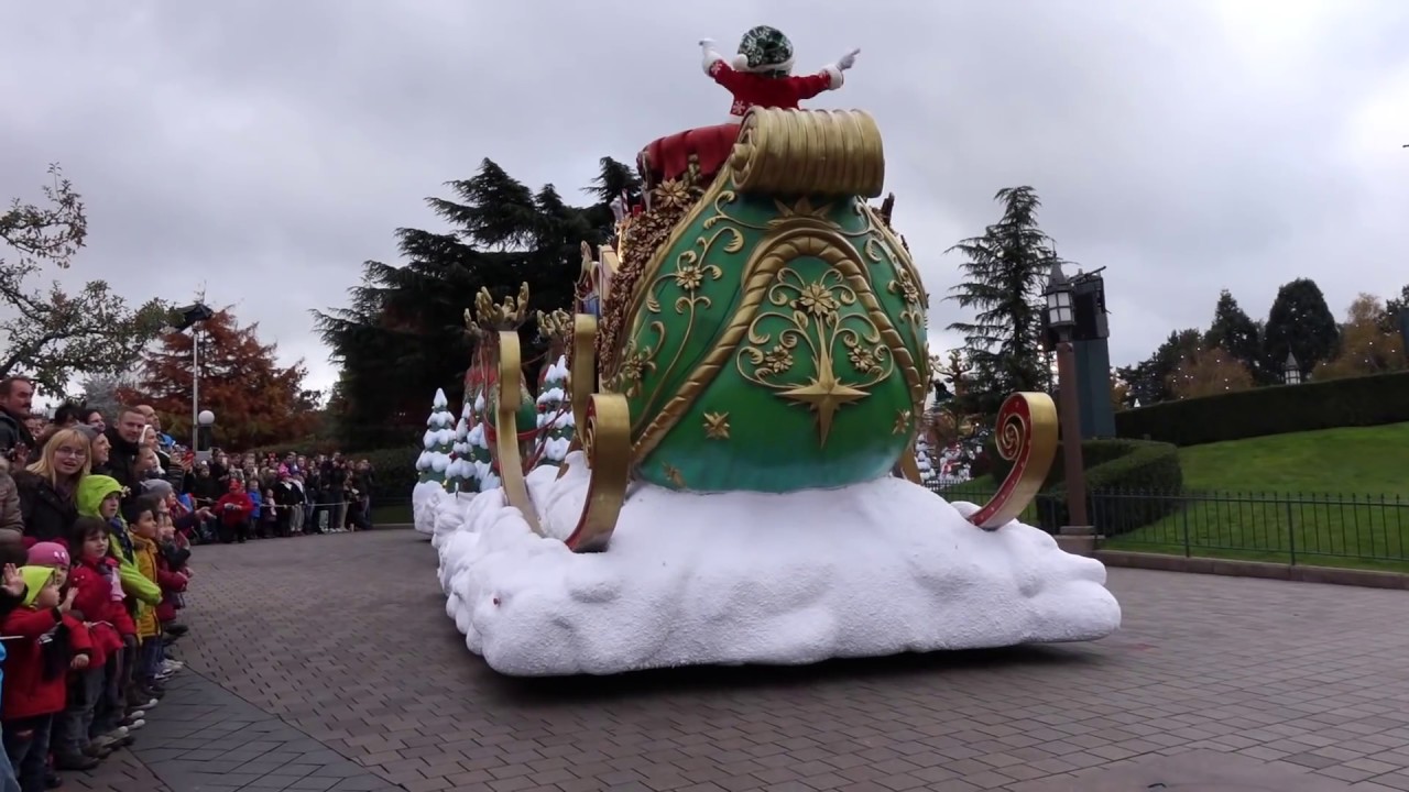 Disney's Christmas Parade following the complete parade route Disneyland Paris 2014