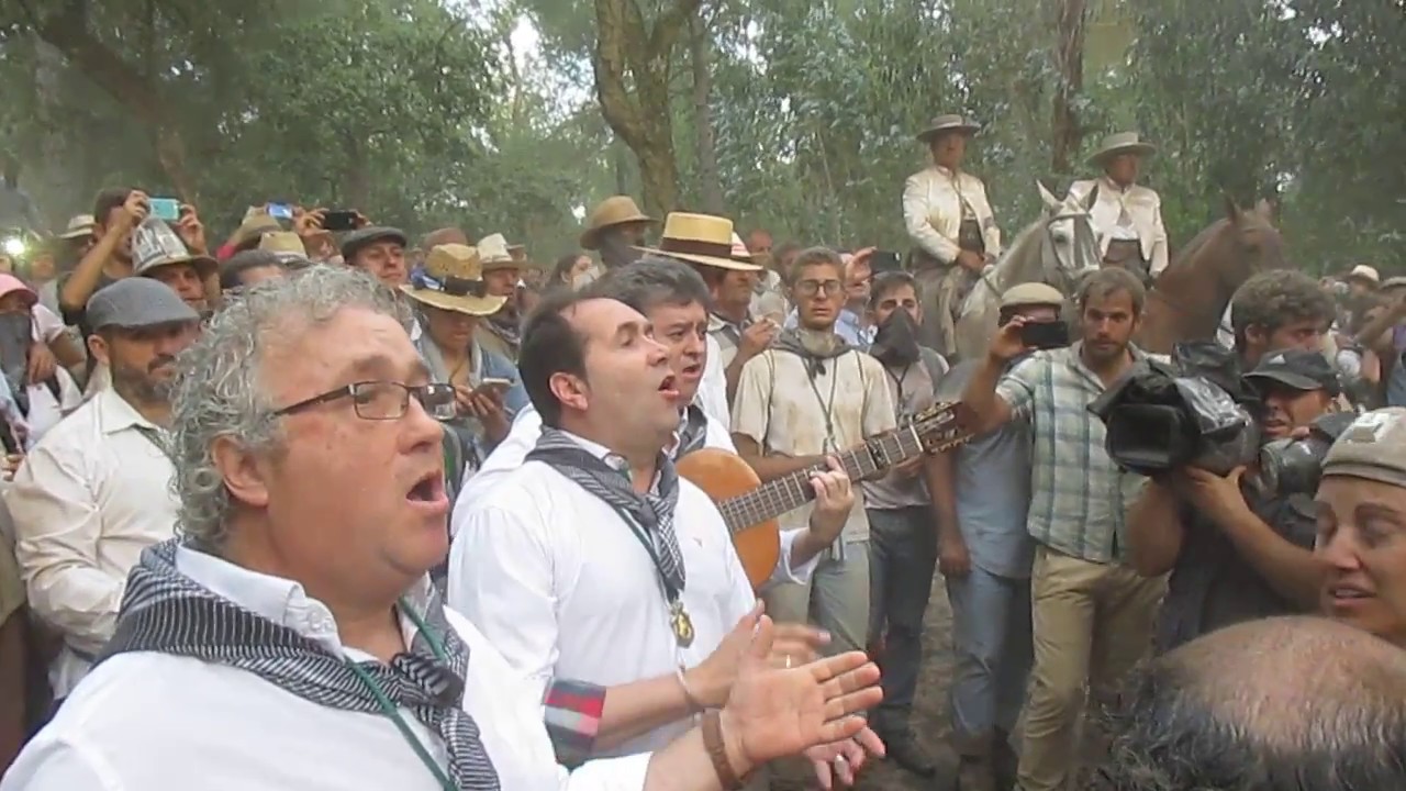 Onuba canta al Simpecado de Huelva en el vado del arroyo de la Cañada