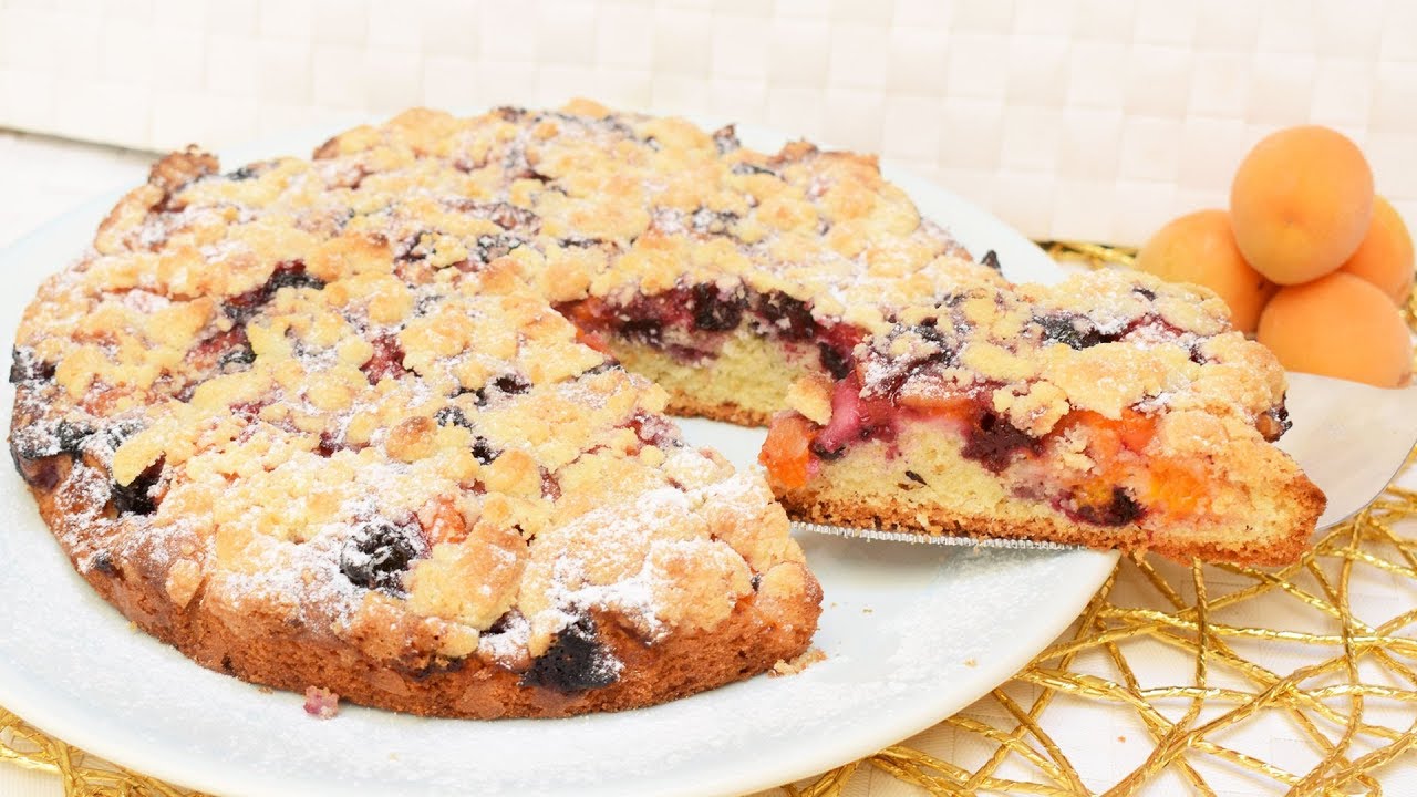 TORTA CRUMBLE CON FRUTTA albicocche e frutti di bosco