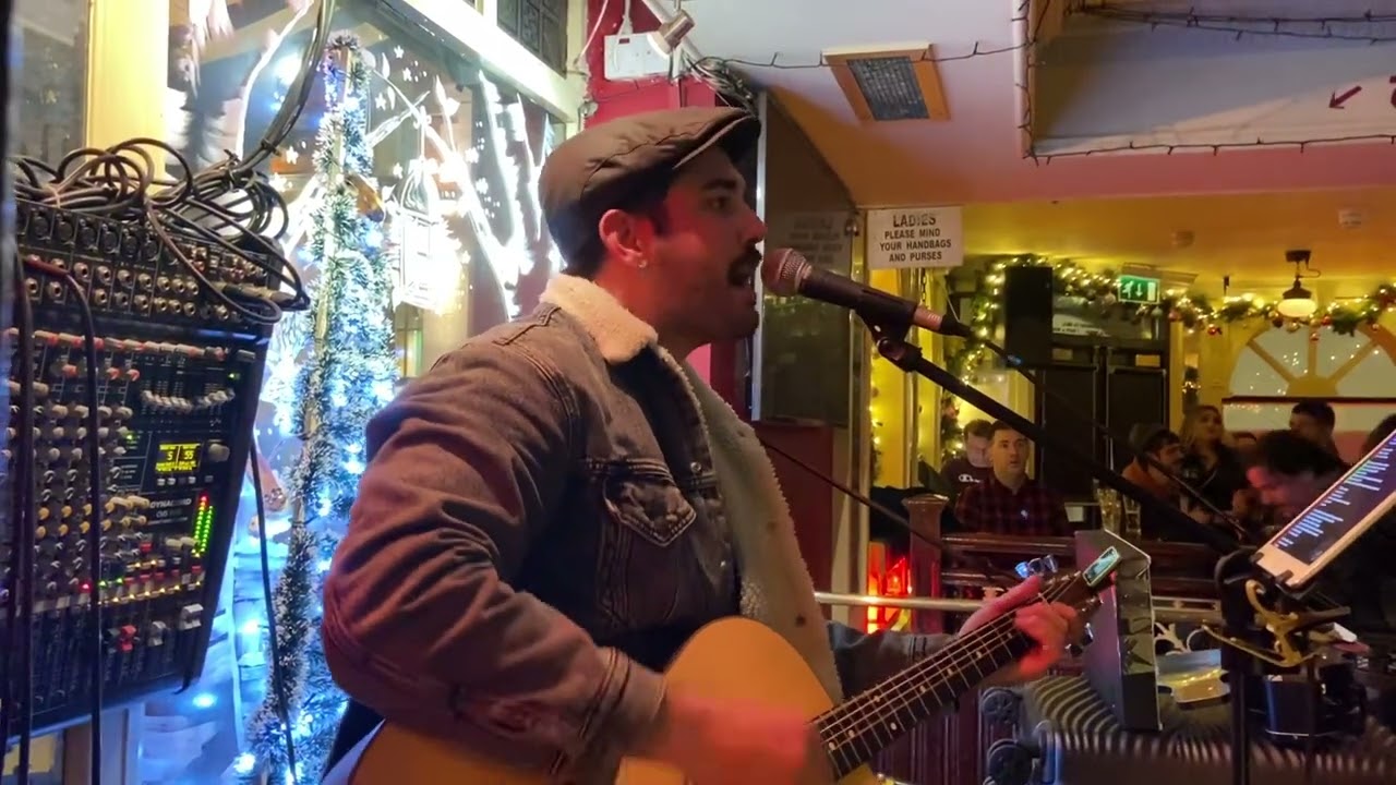 Temple bar Dublin / Quays Bar - Lukee playing wagon wheel and Country roads