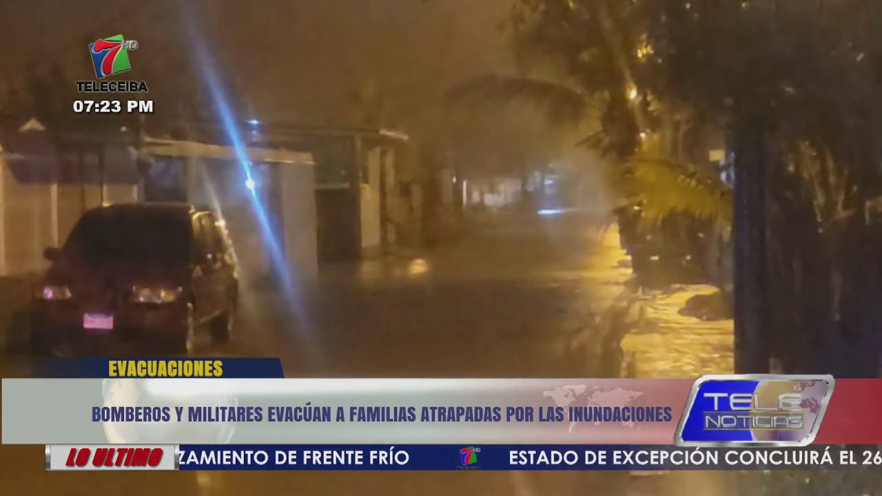 Bomberos y militares evacúan a familias atrapadas por las inundaciones en La Ceiba