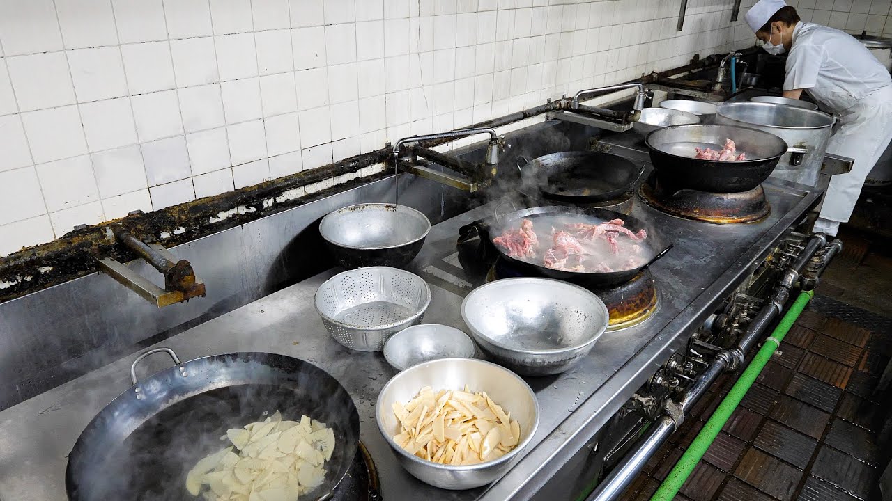 衝撃の巨大鍋振り厨房！！常連さん達で賑わう地元密着老舗中華の１日丨Egg Fried Rice - Wok Skills in Japan